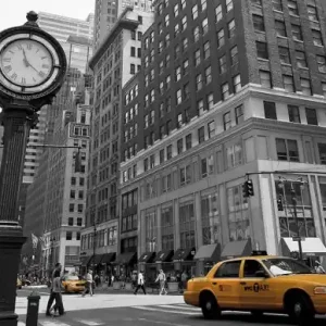 Zegar na Avenue, New York BW - fototapeta Do wyczerpania zapasów