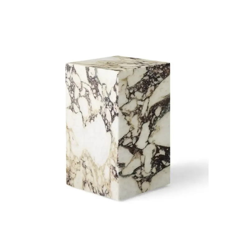 Marmurowy wysoki stolik pomocniczy Plinth, Rose Calacatta, Audo Nowy